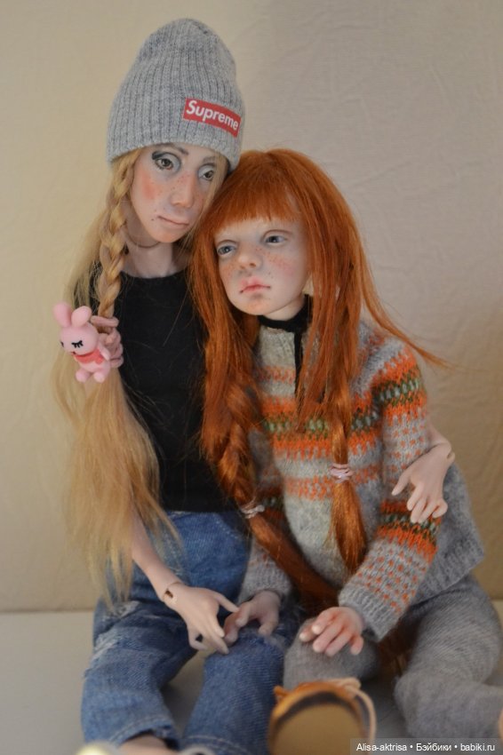 Филиппа в новых джинсах и с ней подружка Лора