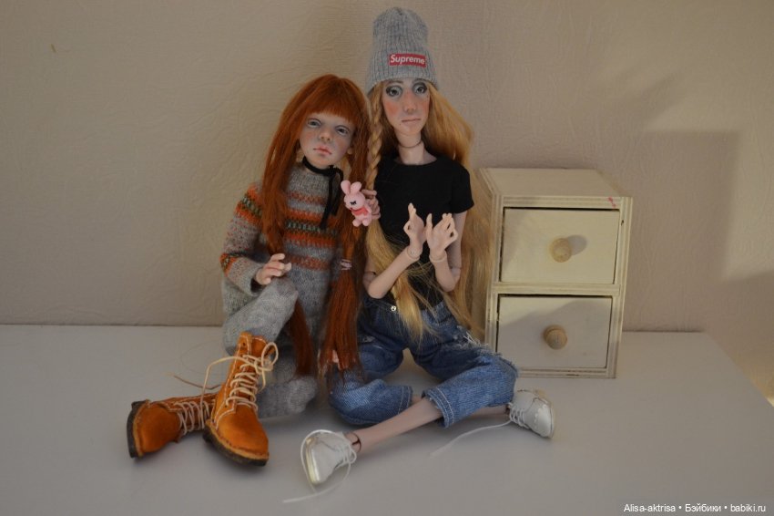 Филиппа в новых джинсах и с ней подружка Лора (фото 10)