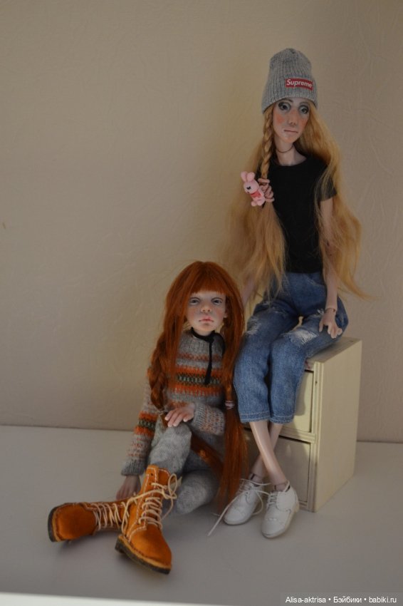 Филиппа в новых джинсах и с ней подружка Лора