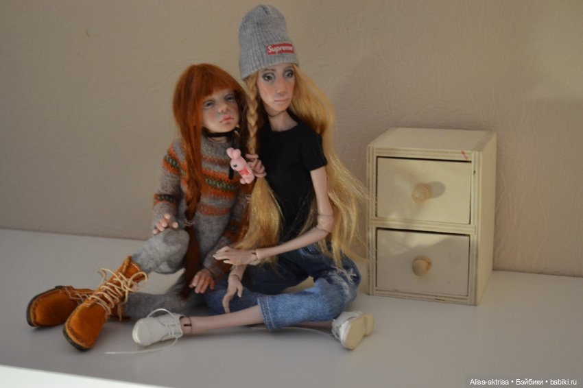 Филиппа в новых джинсах и с ней подружка Лора