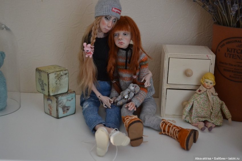 Филиппа в новых джинсах и с ней подружка Лора