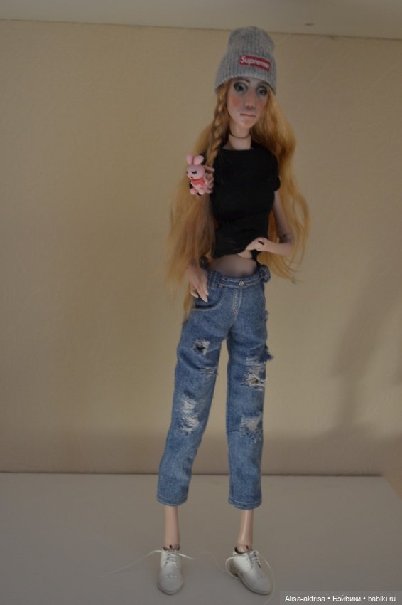 Филиппа в новых джинсах и с ней подружка Лора (фото 5)