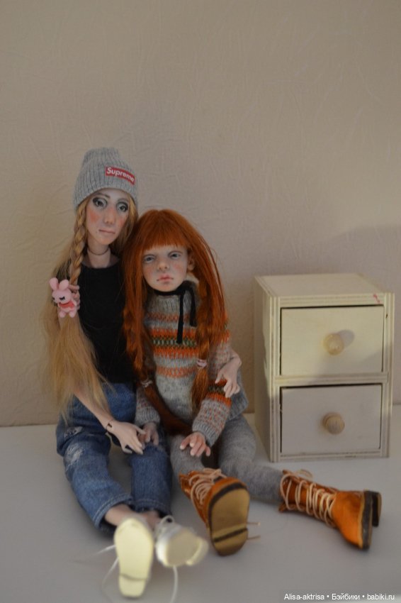 Филиппа в новых джинсах и с ней подружка Лора