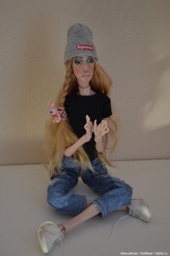 Филиппа в новых джинсах и с ней подружка Лора