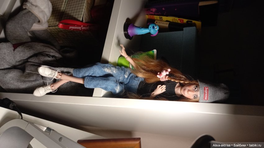 Филиппа в новых джинсах и с ней подружка Лора (фото 3)