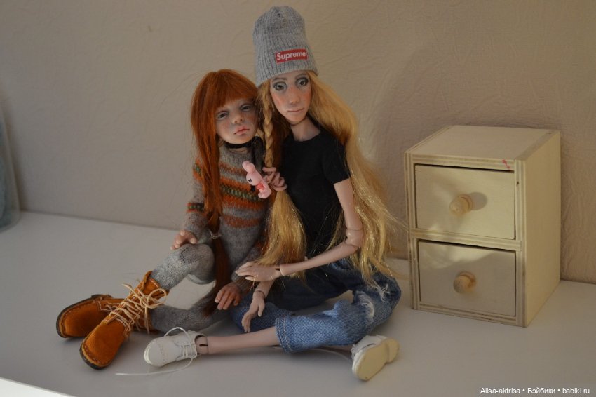 Филиппа в новых джинсах и с ней подружка Лора