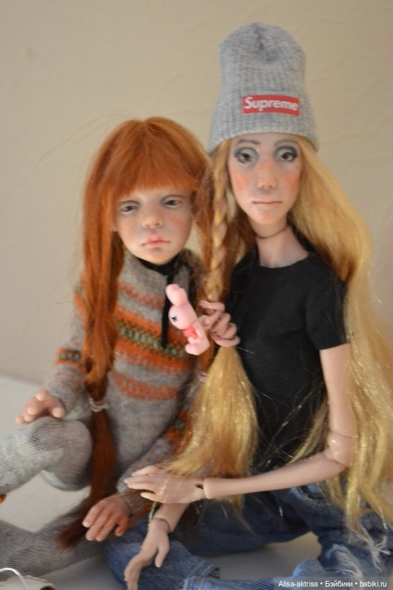 Филиппа в новых джинсах и с ней подружка Лора