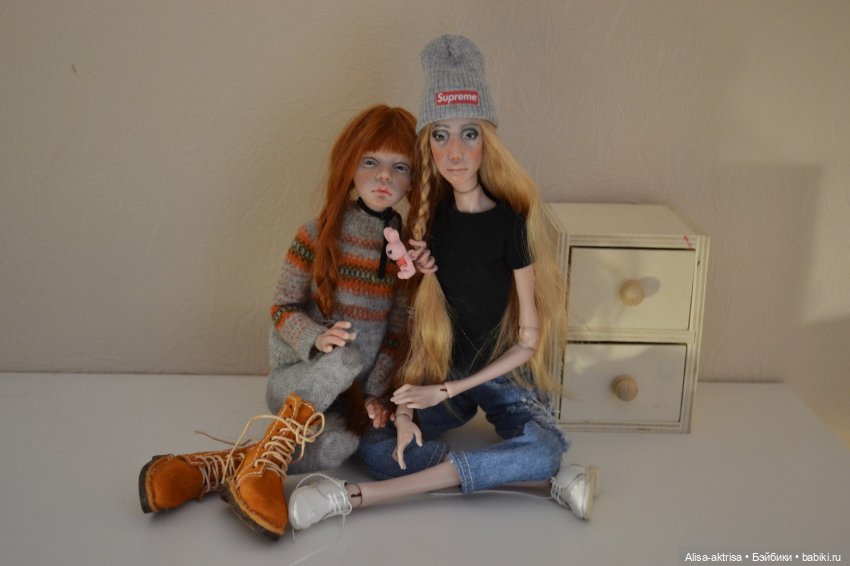 Филиппа в новых джинсах и с ней подружка Лора