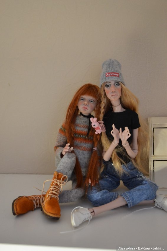 Филиппа в новых джинсах и с ней подружка Лора