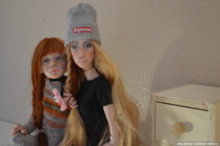 Филиппа в новых джинсах и с ней подружка Лора