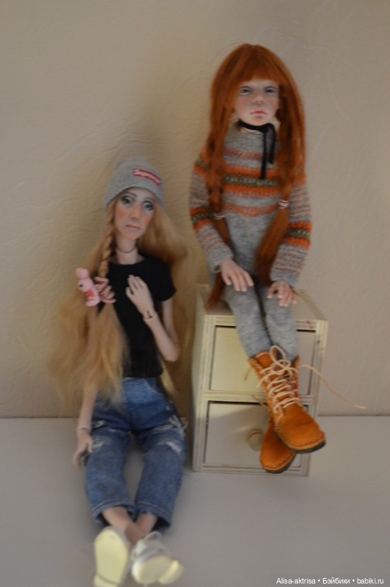 Филиппа в новых джинсах и с ней подружка Лора