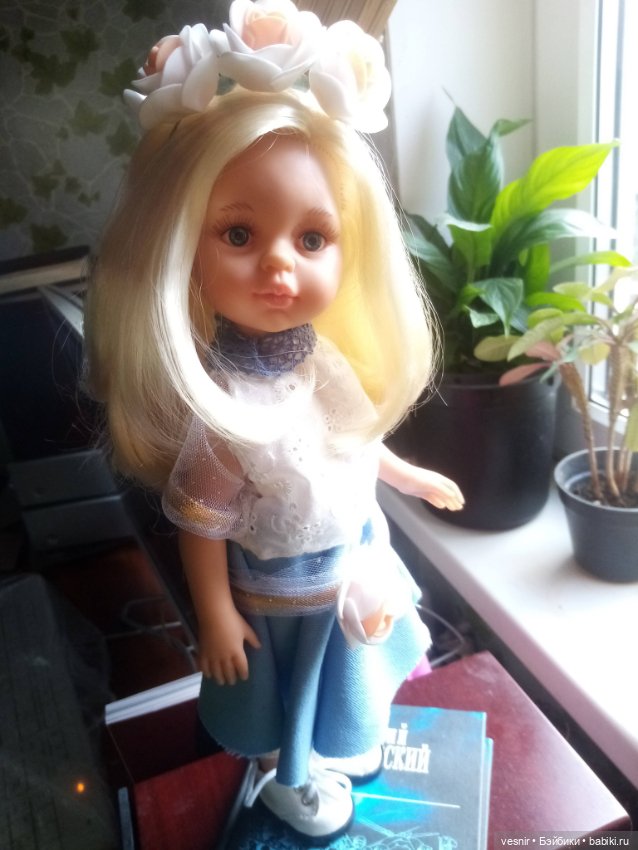 Ангелочек позирует. В доме принц. Мей из библиотеки