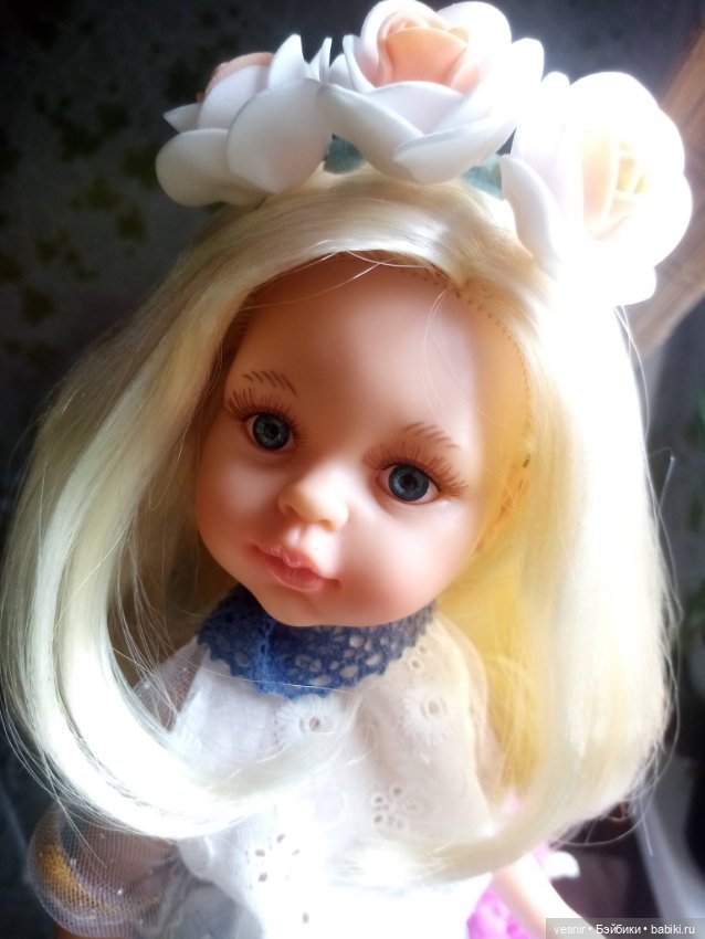 Ангелочек позирует. В доме принц. Мей из библиотеки