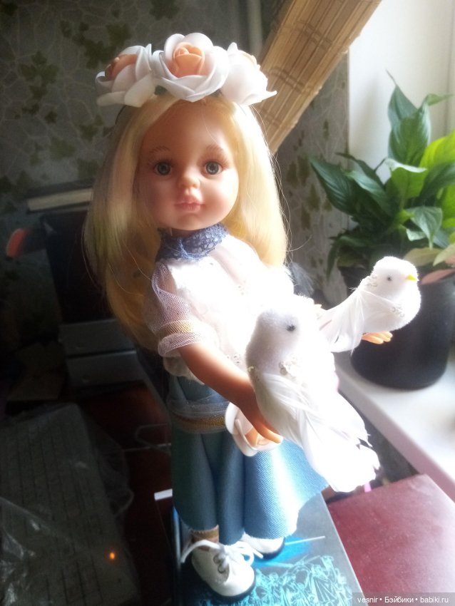 Ангелочек позирует. В доме принц. Мей из библиотеки