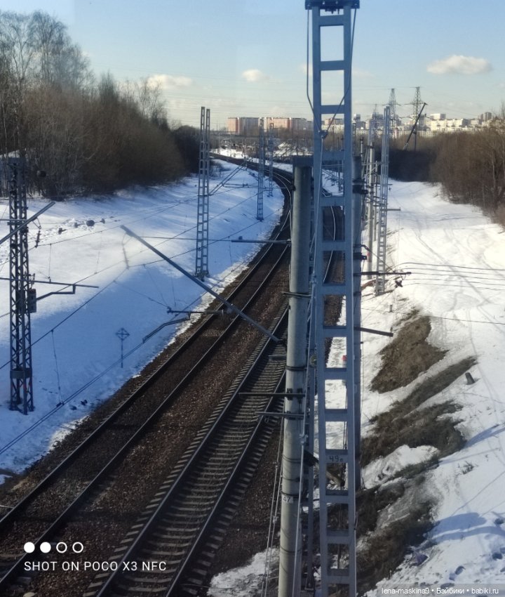 Асенька собралась в дорогу на поезде