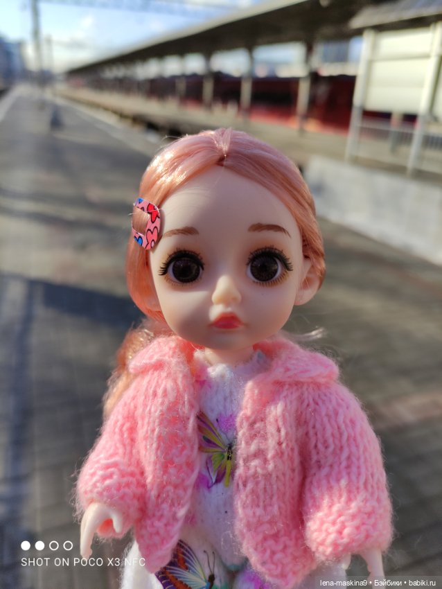 Асенька собралась в дорогу на поезде