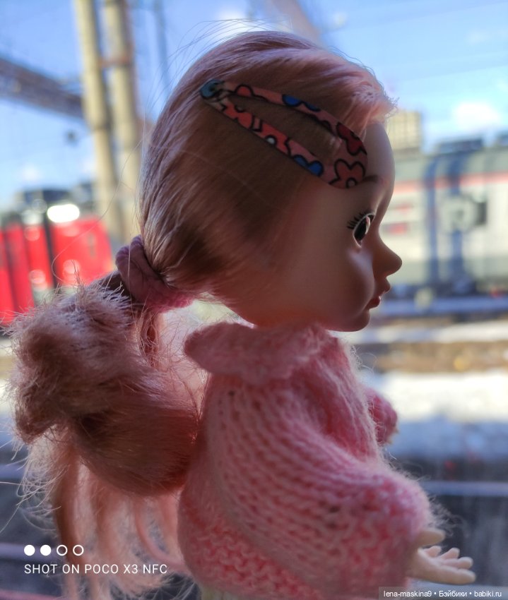 Асенька собралась в дорогу на поезде