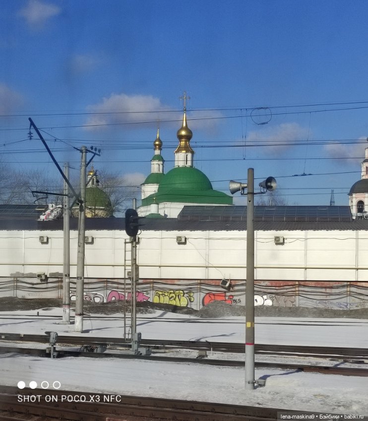 Асенька собралась в дорогу на поезде