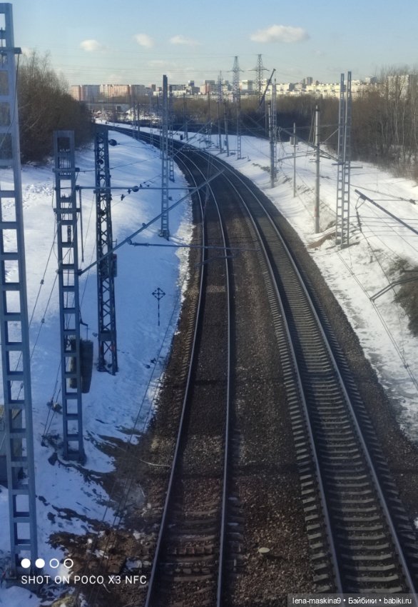 Асенька собралась в дорогу на поезде