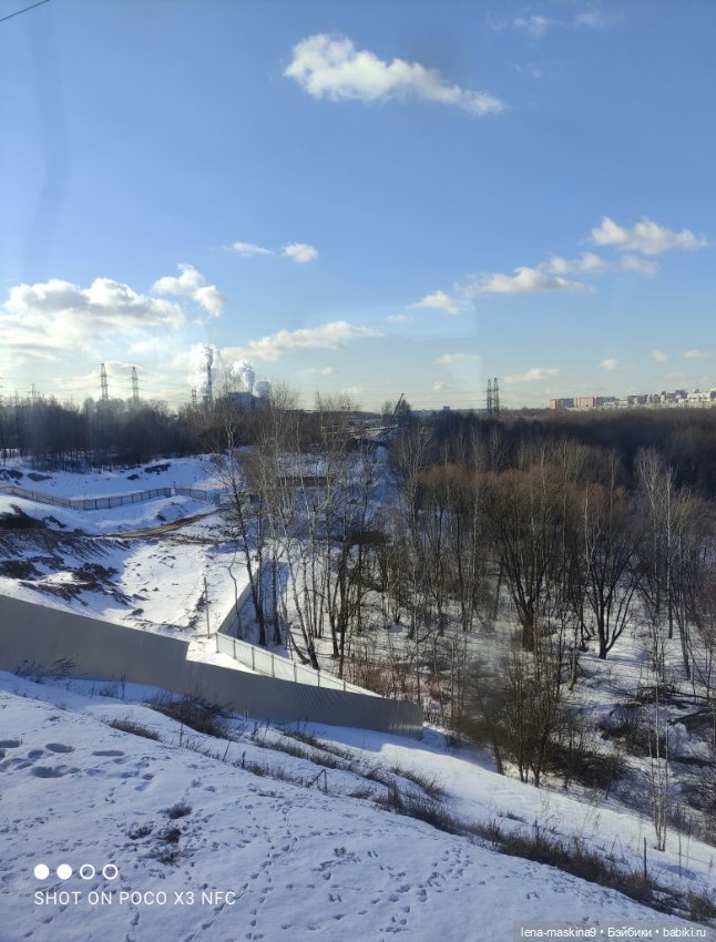 Асенька собралась в дорогу на поезде