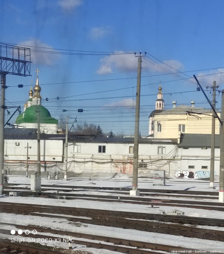 Асенька собралась в дорогу на поезде