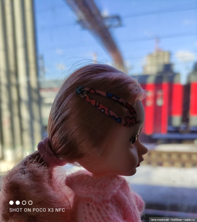 Асенька собралась в дорогу на поезде