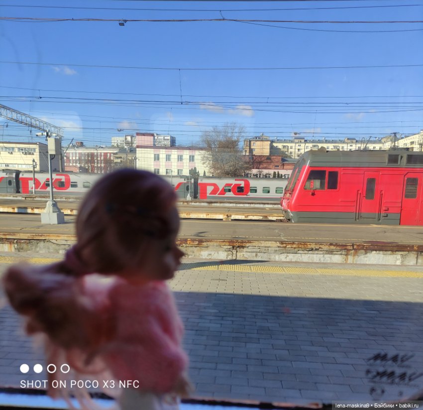 Асенька собралась в дорогу на поезде