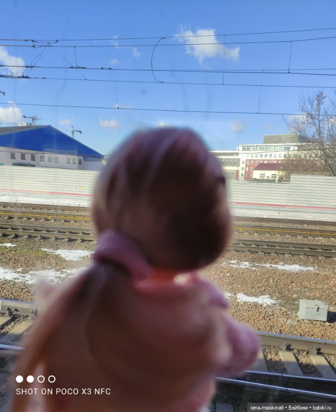 Асенька собралась в дорогу на поезде