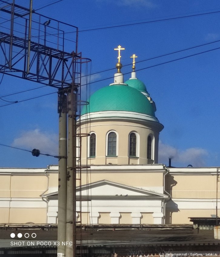 Асенька собралась в дорогу на поезде
