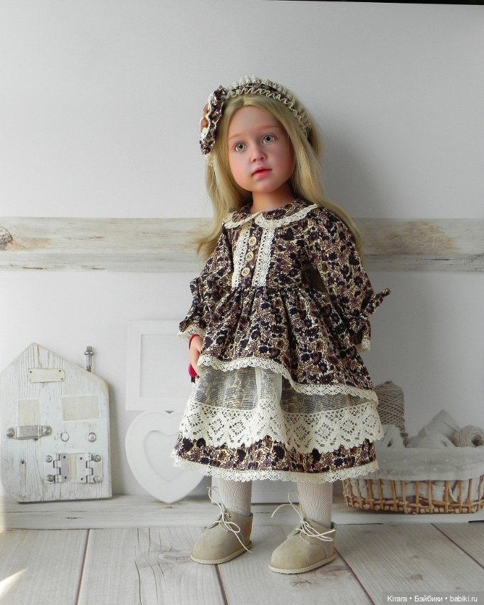 Девочки Gotz примеряют наряд