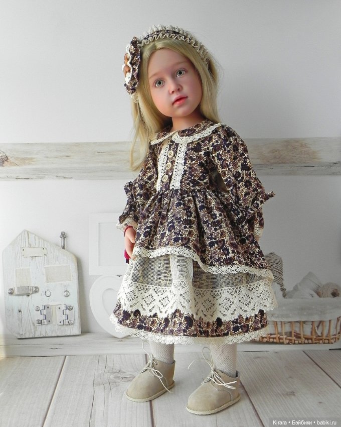 Девочки Gotz примеряют наряд