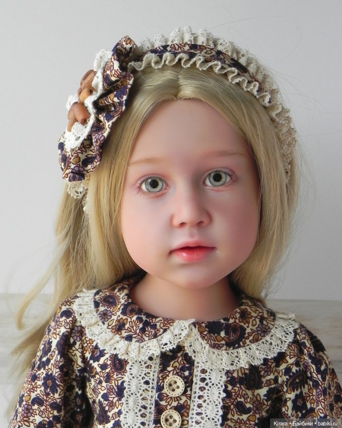 Девочки Gotz примеряют наряд