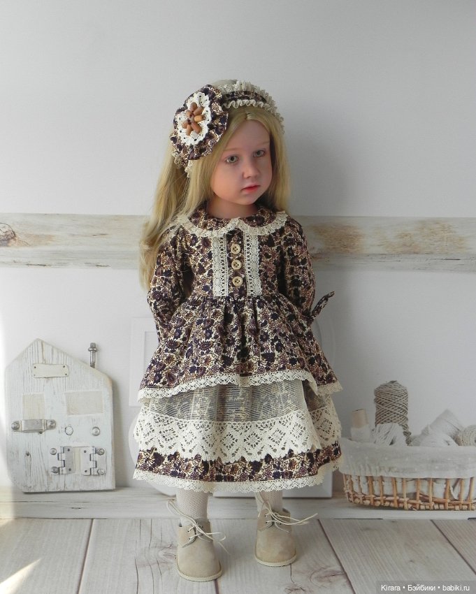 Девочки Gotz примеряют наряд