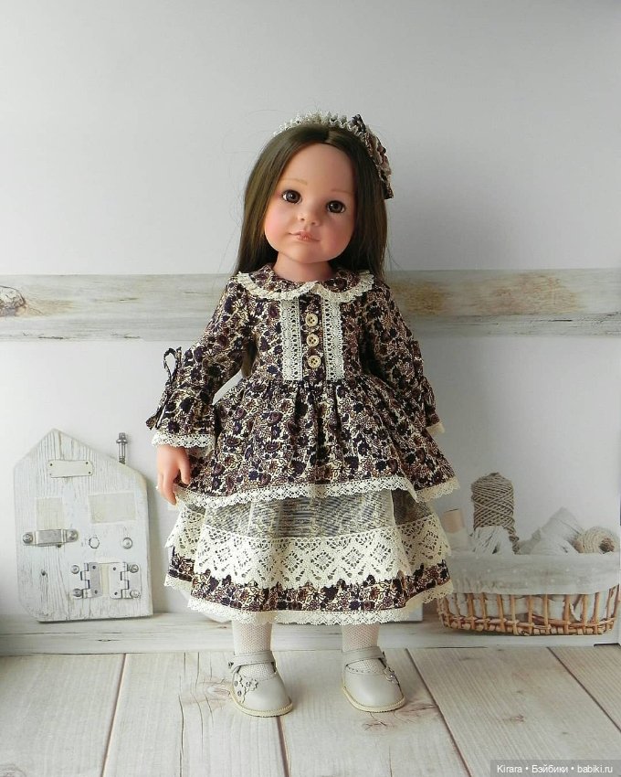 Девочки Gotz примеряют наряд