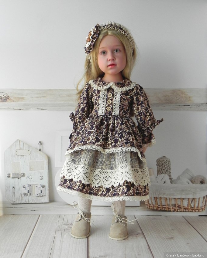 Девочки Gotz примеряют наряд