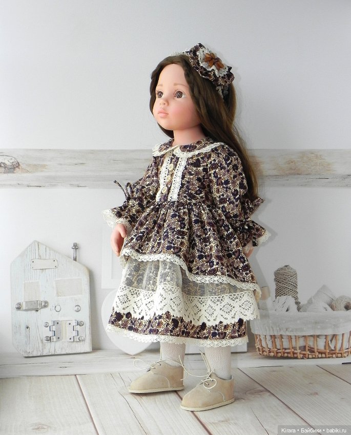 Девочки Gotz примеряют наряд