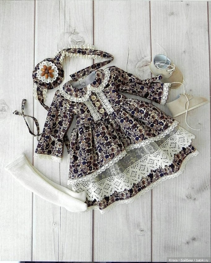 Девочки Gotz примеряют наряд