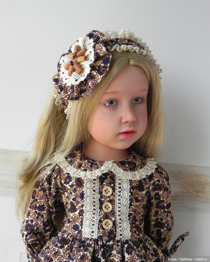 Девочки Gotz примеряют наряд