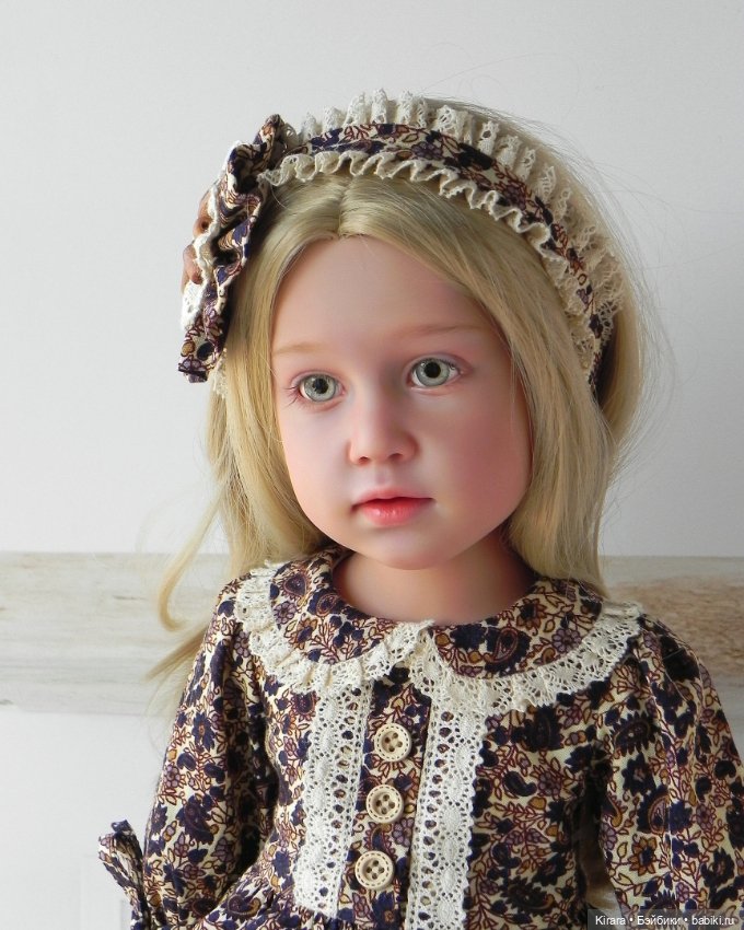 Девочки Gotz примеряют наряд