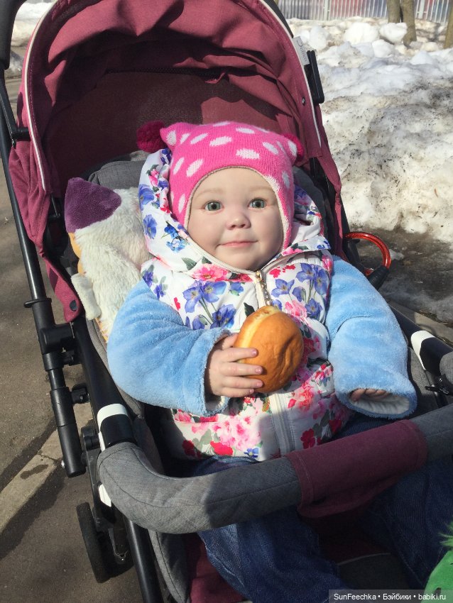 Юляша на прогулке ( Realborn June 7 month)