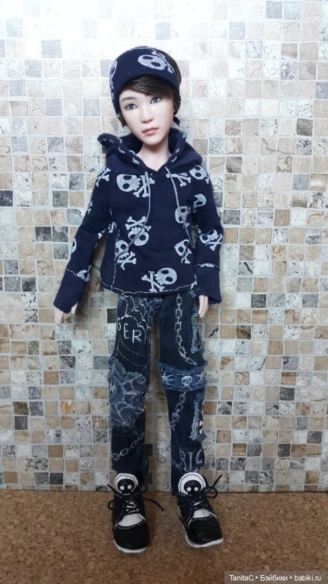 Фрагменты аутфита в стиле панк для БТС парня, часть вторая :худи и сникеры (H&M)