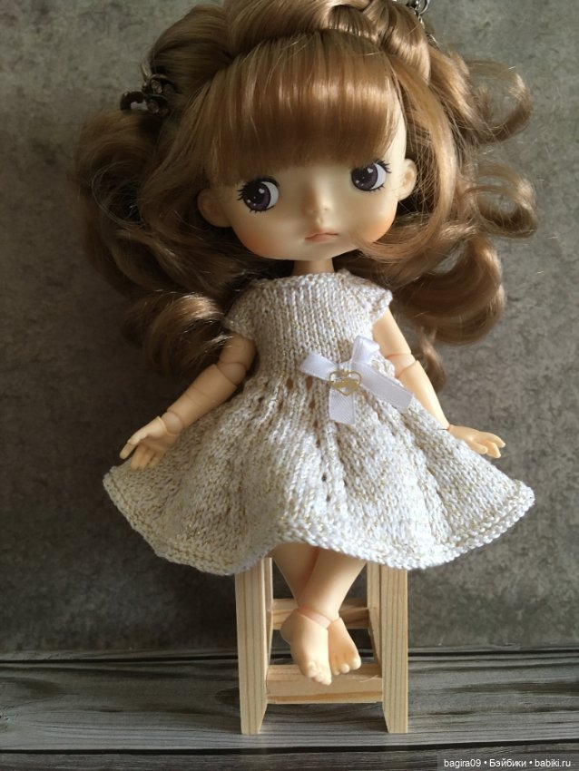 Золотая девочка в платишке с золотой ниточкой