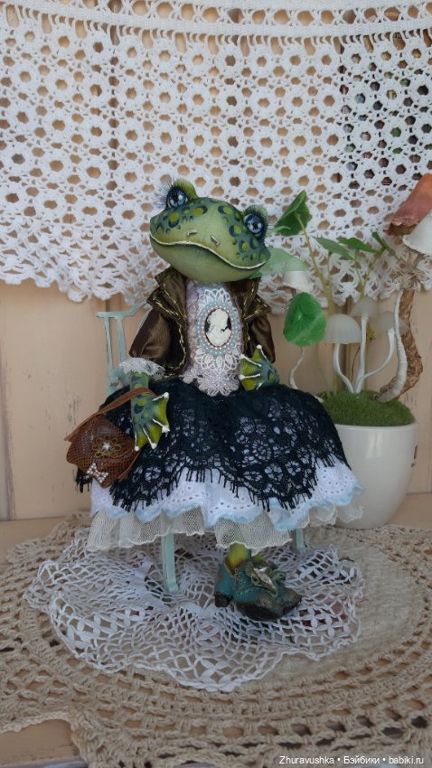 Лягушка-барышня Мерлин. Художественная интерьерная кукла (фото 5)