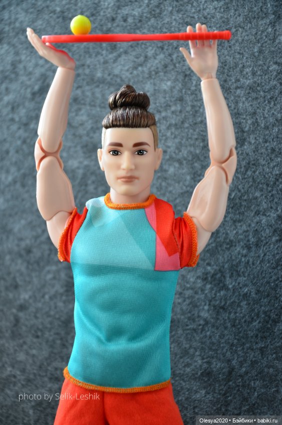 Стивен Вейл с ракеткой для журнала (фото 7)