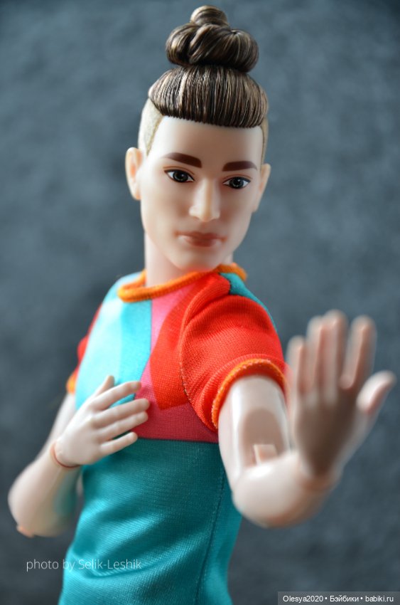 Стивен Вейл с ракеткой для журнала (фото 9)