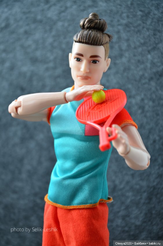 Стивен Вейл с ракеткой для журнала (фото 5)