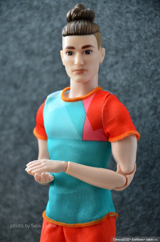 Стивен Вейл с ракеткой для журнала (фото 8)