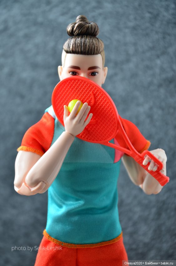 Стивен Вейл с ракеткой для журнала (фото 3)