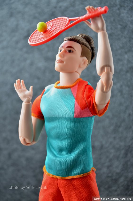 Стивен Вейл с ракеткой для журнала (фото 2)