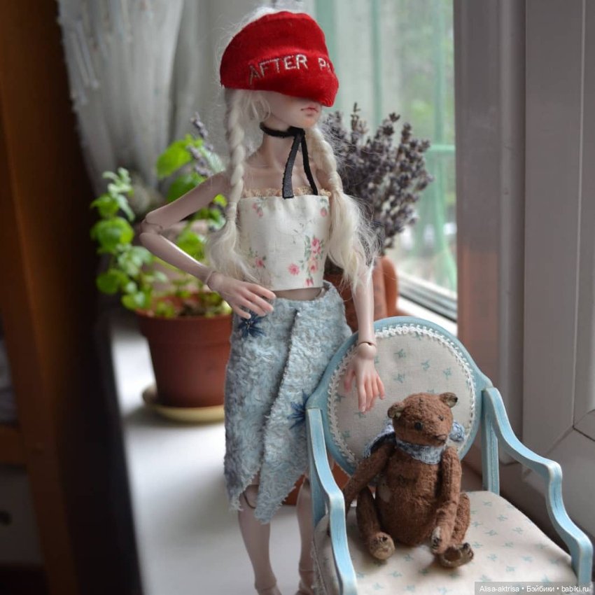 Птичка ,встречает лето! Тепло, вспомнилась Испания, Италия и маскарады